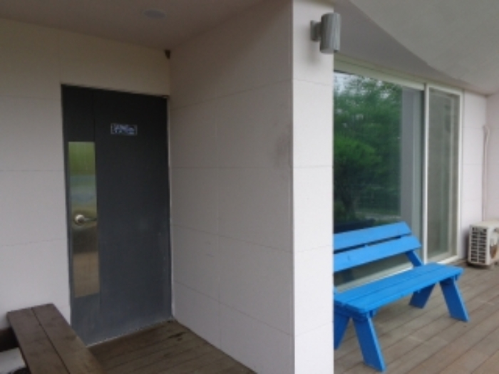 [목록 5] 지상 1층 동쪽에 있는 `바이올렛` 객실 출입문 주변의 모습