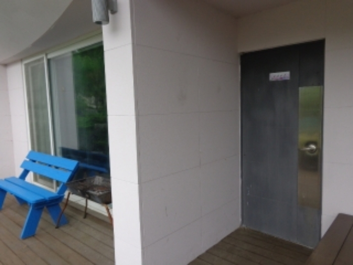 [목록 5] 지상 1층 서쪽에 있는 `코스모스` 객실 출입문 주변의 모습