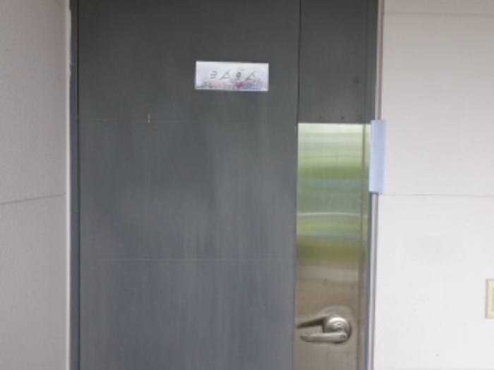 [목록 5] 지상 1층에 있는 `코스모스` 객실 출입문의 모습