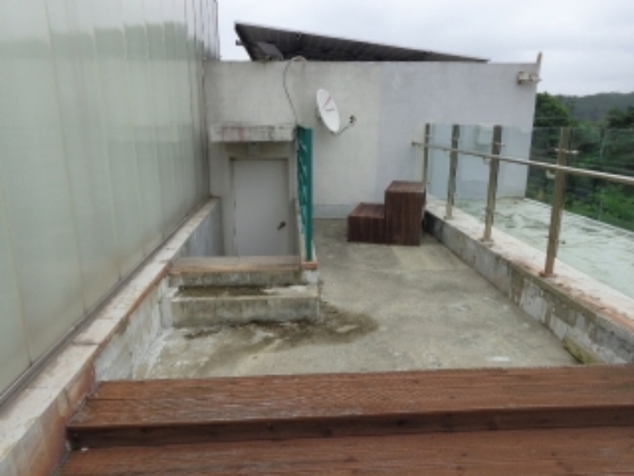 [목록 2] 지상 2층에 소재한 건물의 출입문 주변의 모습(지붕에 태양광 시설이 설치되어 있음)