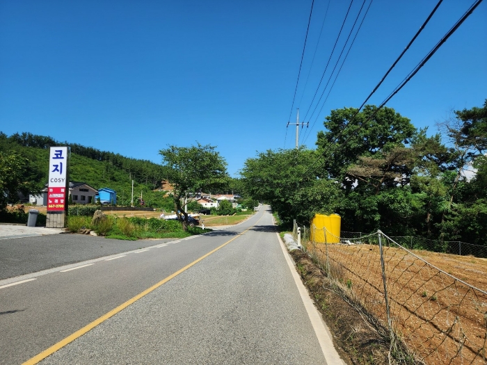 본건 남측 도로 및 주변 전경