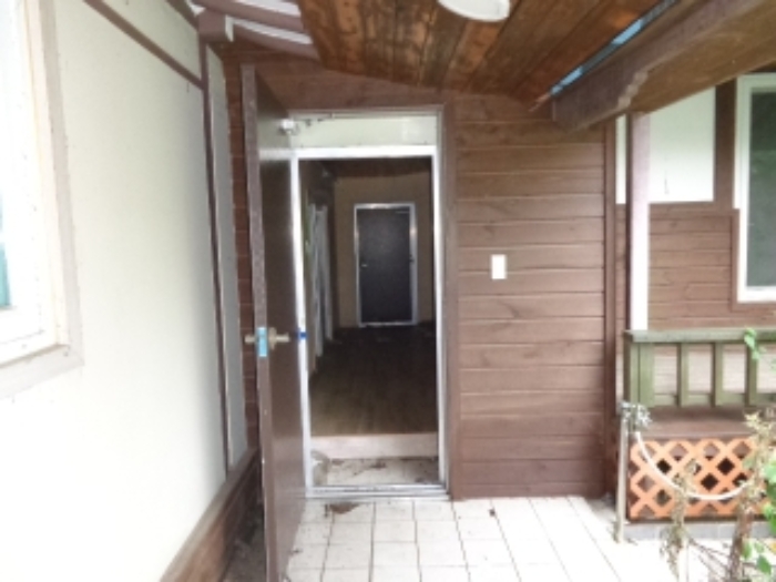 [목록 2] 주건물(본채)과 부속건물 사이에 있는 현관 출입문 주변의 모습