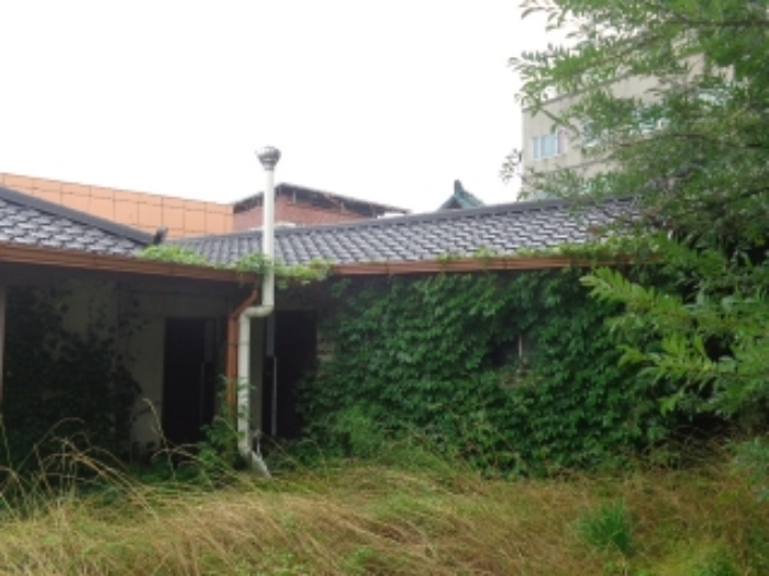 [목록 2] 주건물(본채)과 부속 건물의 지붕이 서로 이어진 모습