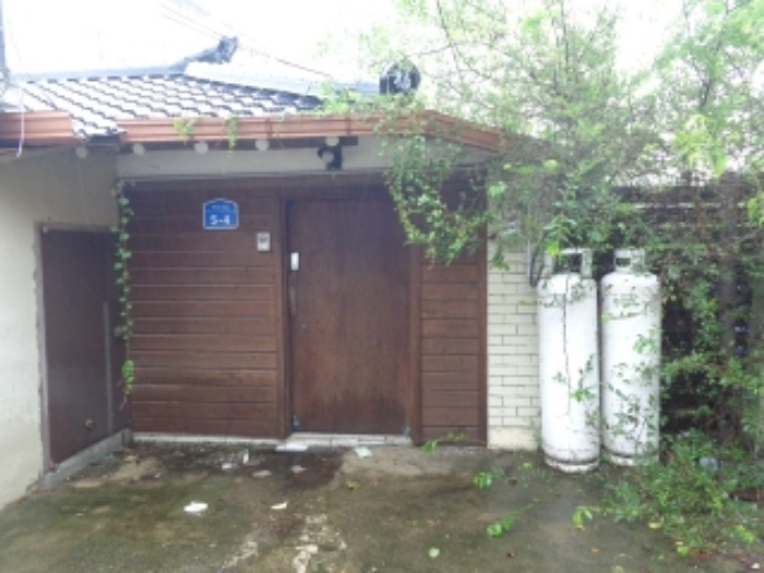 [목록 2] 외부에서 바라본 대문 주변의 모습