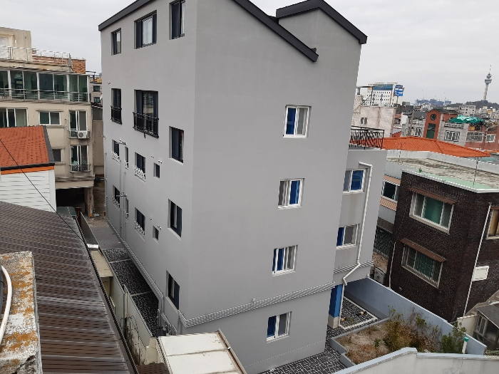 남동측에서 본 건물전경