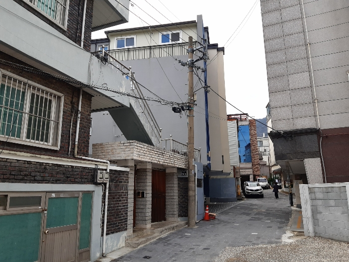 북측에서 본 골목길 전경