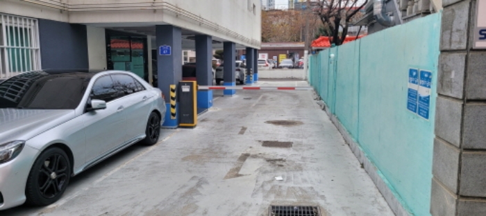 1층 주차장 전경