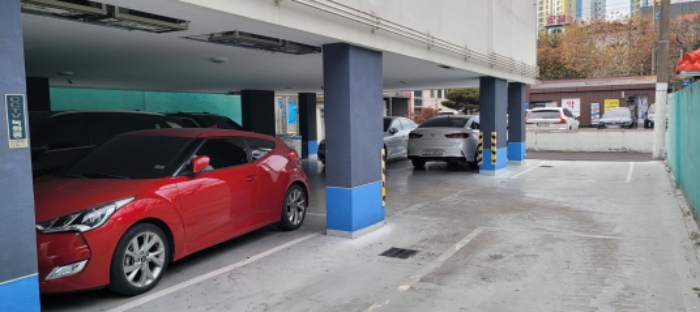 1층 주차장 전경