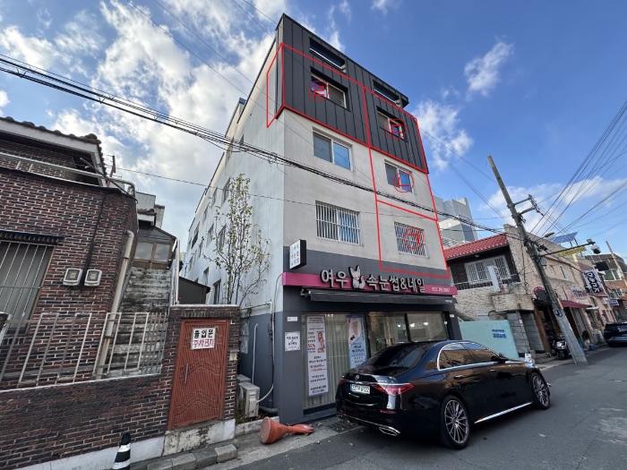 일련번호 가) 및 제시외 건물(기호 ㉠-㉣) 전경