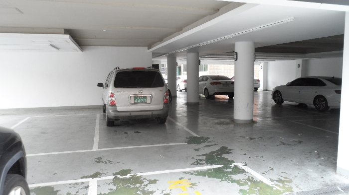 1층 주차장 전경