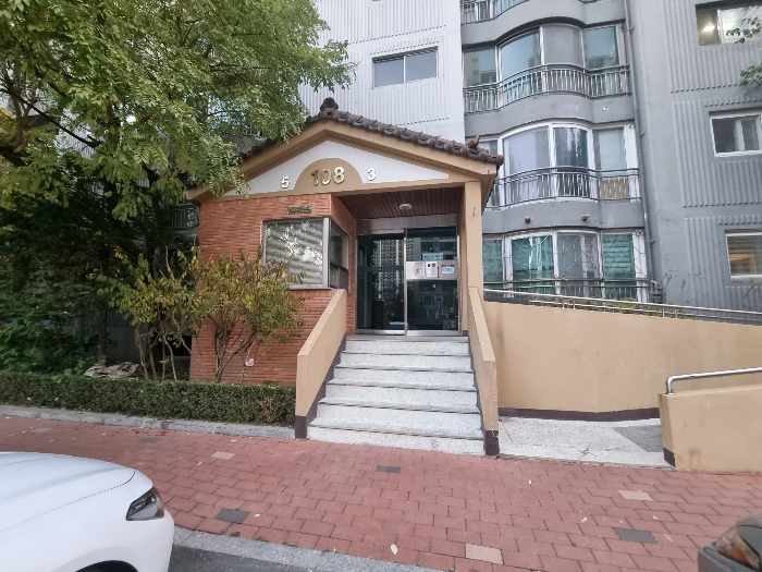 본건 공동현관문 전경