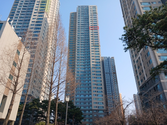 북서측에서 촬영한 본건 소재 건물