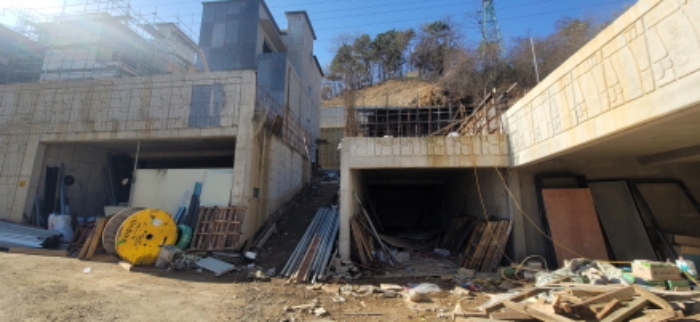 목록1 우측 전면 경계(제시외 1층 건물 입구) 