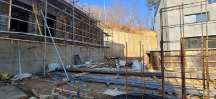 목록1 우측 경계 끝방향 전경(1층 인근 부지 경계)