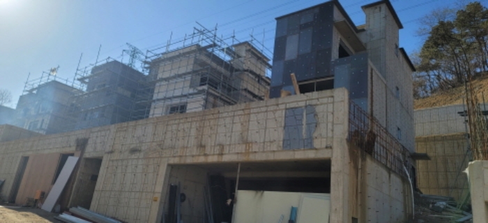 목록4(18동) 주차장, 출입구 인근에서 본 목록5(15동)방향 전경