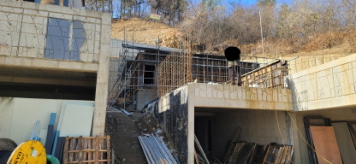 제시외1층건물(우측) 주차장 및 출입계단