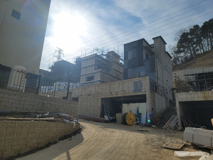 본건 기호(1,3,4,5) 및 제시외건물㉠ 전경