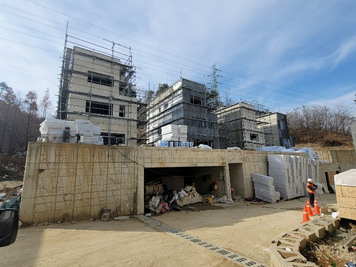 본건 기호(1,3,4,5) 및 제시외건물㉠ 전경