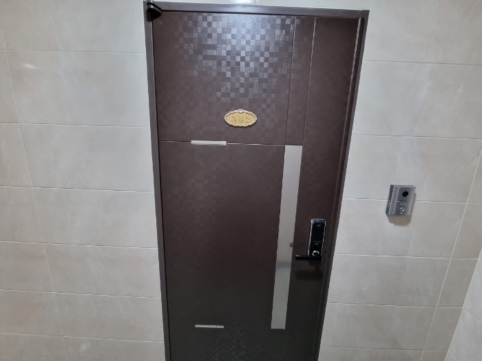 목록2. 302호 출입문