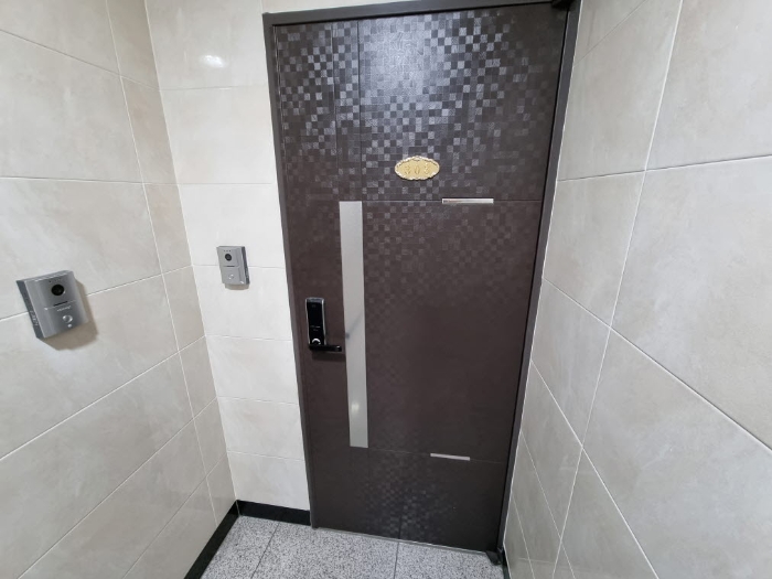 목록2. 303호 출입문