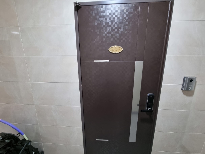 목록2. 402호 출입문