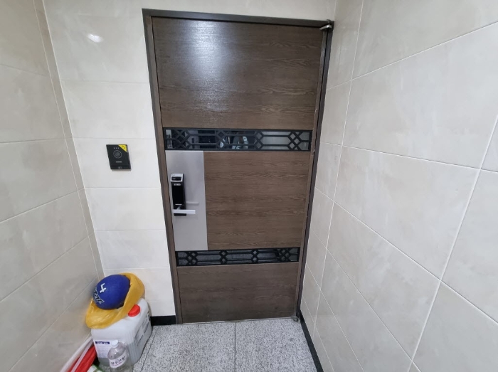 목록2. 502호 출입문