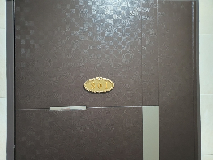 301호 현관