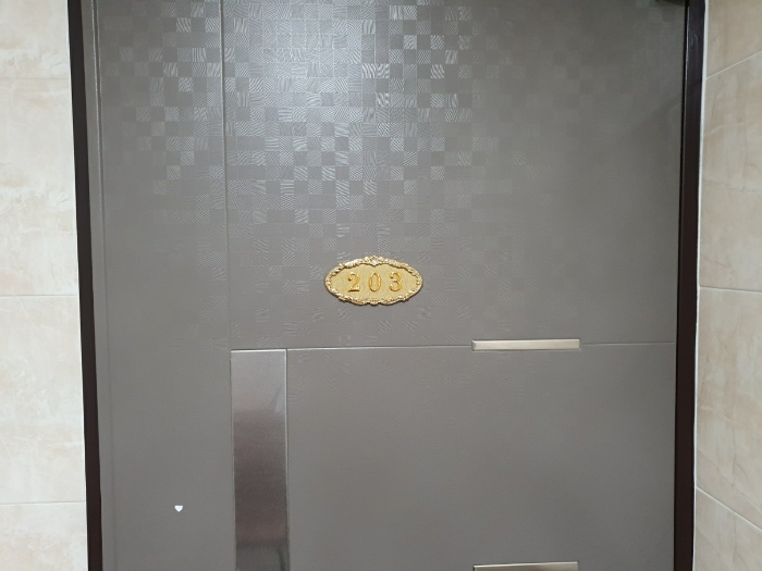 203호 현관