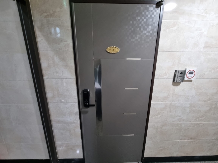 목록2. 201호 출입문