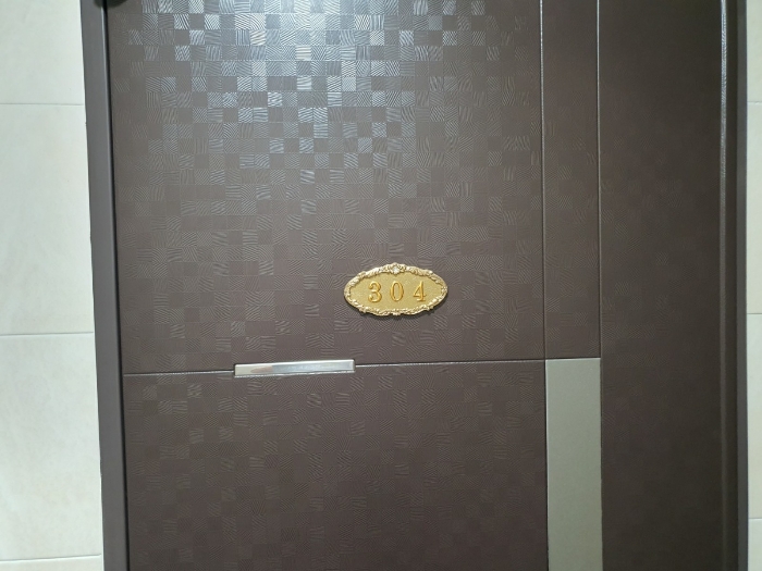 304호 현관
