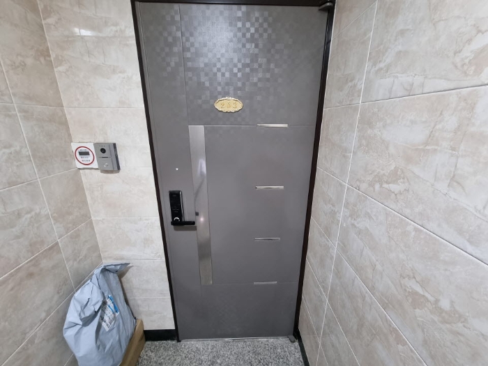 목록2. 203호 출입문