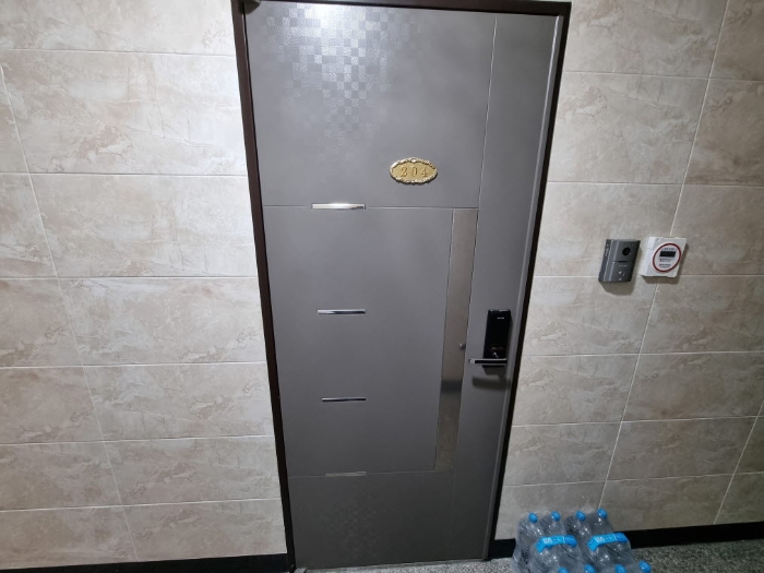 목록2. 204호 출입문