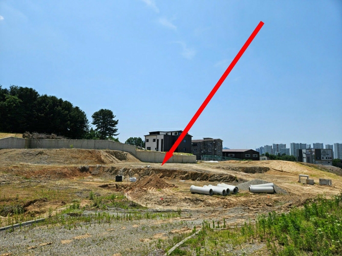 기호(1-4) 토지 주위 전경 - 본건 동측에서 촬영