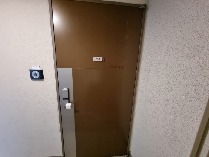 704호 출입문