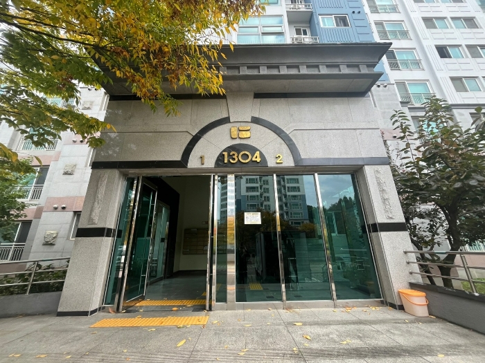 본건 1층 출입문