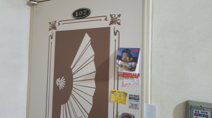 * 목록2. 102호 현관문 전경