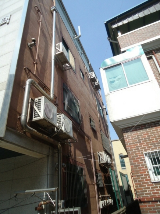 본 건물의 우측 현황