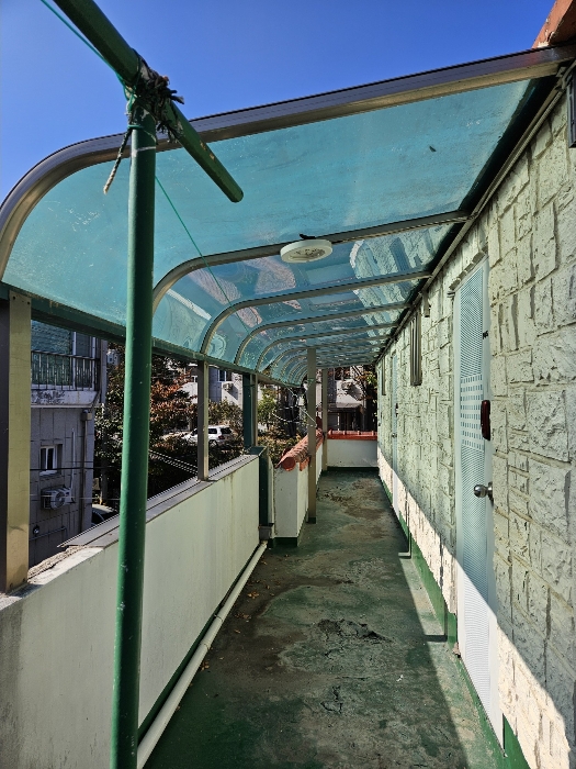 본건 건물 3층 통로 전경