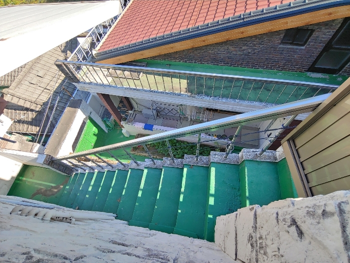 본건 건물 후면 계단(3층에서 2층 연결)