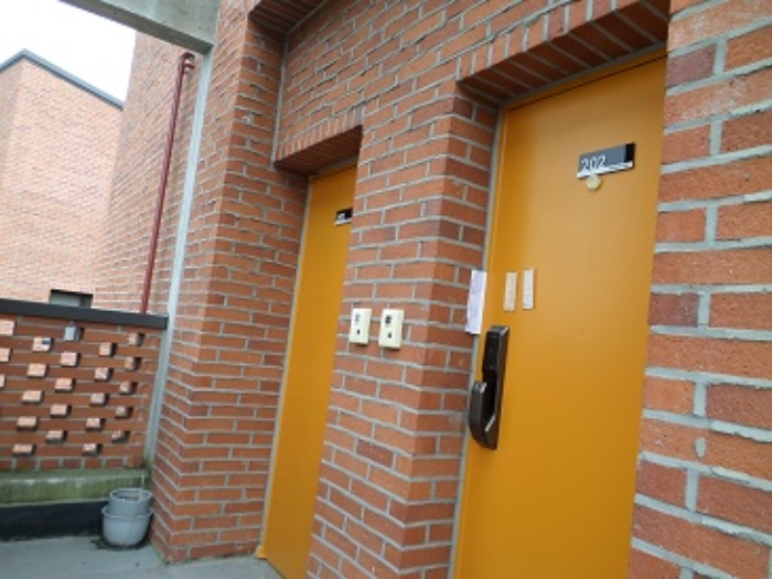 목록6 건물 2층 출입문