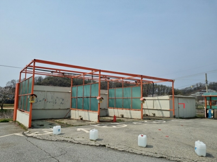 [기호 1 북서측 부분 - 제시외 세차장 및 
제시외 건물 