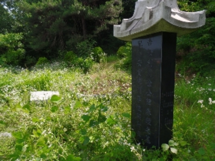 기호 8.일부지상 제시외 분묘(합장) 1기 소재함.