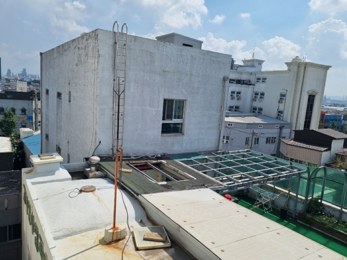 본건건물(4,5층) 및 제시외건물(기호ㄱ)