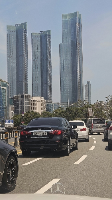 [본건 전경과 부근상황--서측 근거리에서 촬영]