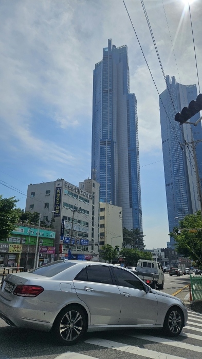 [본건 전경과 부근상황--북동측 근거리에서 촬영]