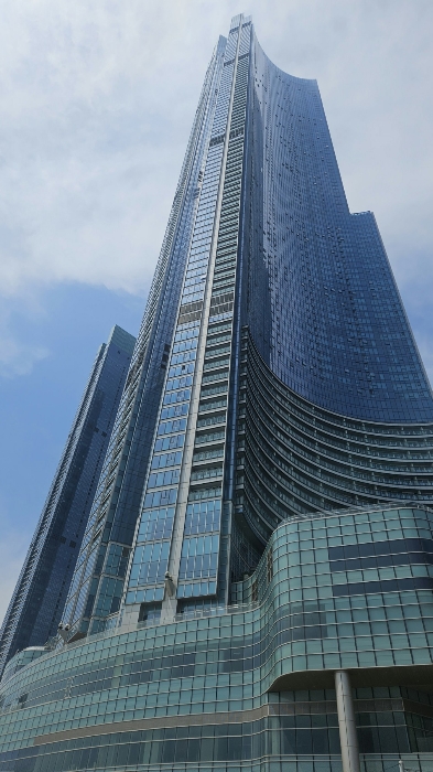 [본건 전경과 부근상황--남동측에서 촬영]