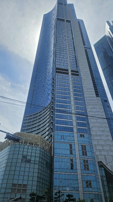 [본건 전경과 부근상황--남측에서 촬영]