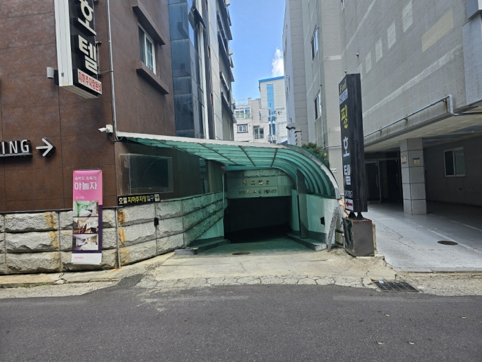 지하 주차장 진입로 전경