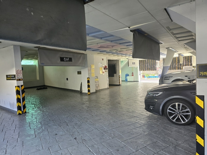 1층 주차장 전경