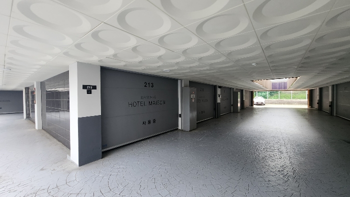 본건 기호2 1층 주차장 전경